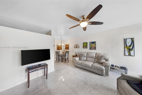 Condo in Miami, Florida, 1 bedroom № 2152963 - photo 3