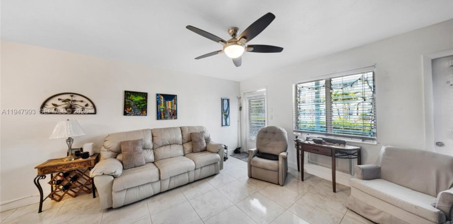 Condo in Miami, Florida, 1 bedroom № 2152963