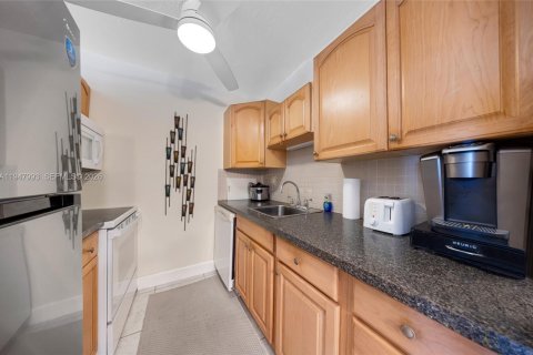 Condo in Miami, Florida, 1 bedroom № 2152963 - photo 7