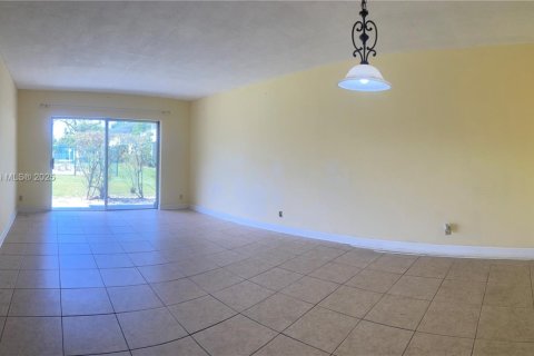 Condo in Plantation, Florida, 2 bedrooms  № 1683555 - photo 12