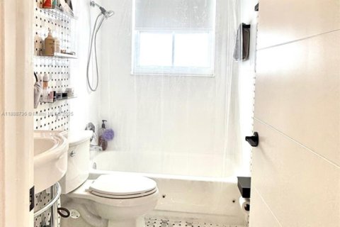 Condo in Miami, Florida, 1 bedroom  № 1941168 - photo 8