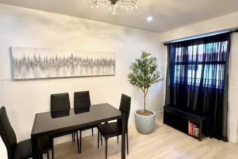 Condo in Miami, Florida, 1 bedroom  № 1941168 - photo 11