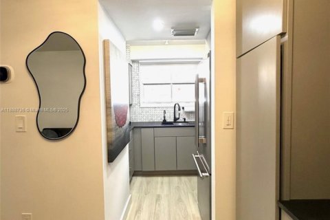 Condo in Miami, Florida, 1 bedroom  № 1941168 - photo 16