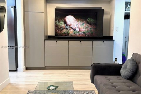 Condo in Miami, Florida, 1 bedroom  № 1941168 - photo 5