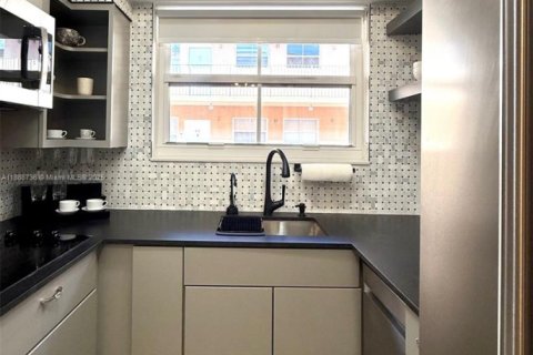 Condo in Miami, Florida, 1 bedroom  № 1941168 - photo 6