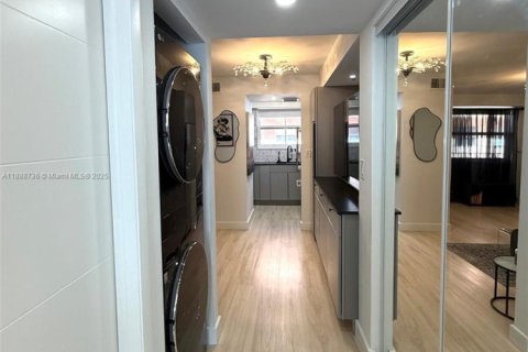 Condo in Miami, Florida, 1 bedroom  № 1941168 - photo 29