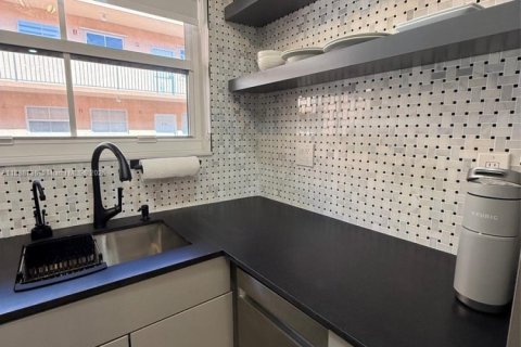 Condo in Miami, Florida, 1 bedroom  № 1941168 - photo 22