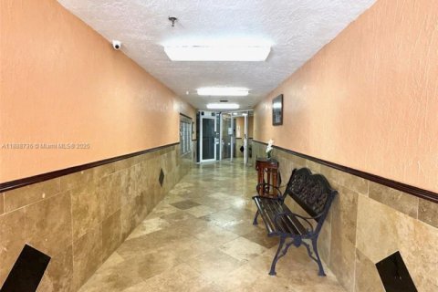 Condo in Miami, Florida, 1 bedroom  № 1941168 - photo 2