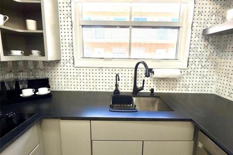 Condo in Miami, Florida, 1 bedroom  № 1941168 - photo 20