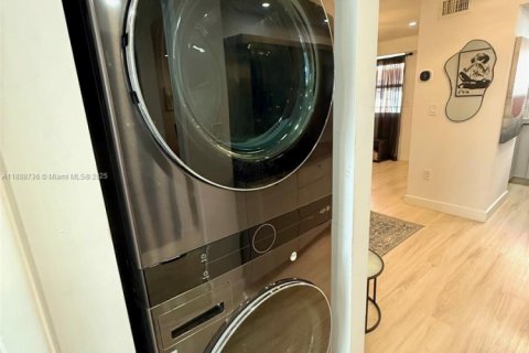 Condo in Miami, Florida, 1 bedroom  № 1941168 - photo 9