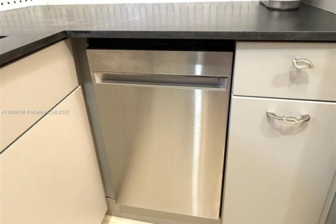 Condo in Miami, Florida, 1 bedroom  № 1941168 - photo 27