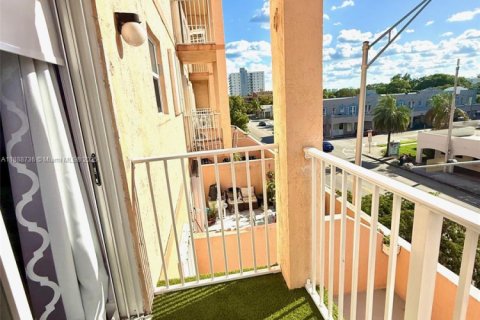 Condo in Miami, Florida, 1 bedroom  № 1941168 - photo 7