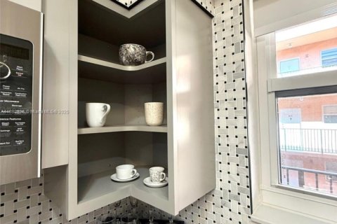 Condo in Miami, Florida, 1 bedroom  № 1941168 - photo 25