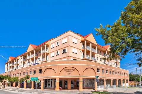 Condo in Miami, Florida, 1 bedroom  № 1941168 - photo 1