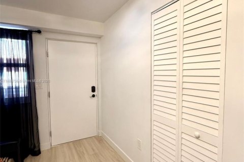 Condo in Miami, Florida, 1 bedroom  № 1941168 - photo 13