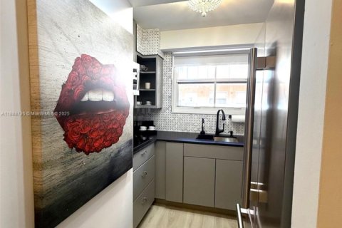 Condo in Miami, Florida, 1 bedroom  № 1941168 - photo 17
