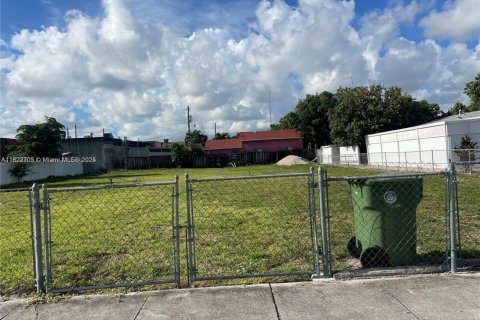 Propiedad comercial en venta en Hialeah, Florida № 2154320 - foto 2