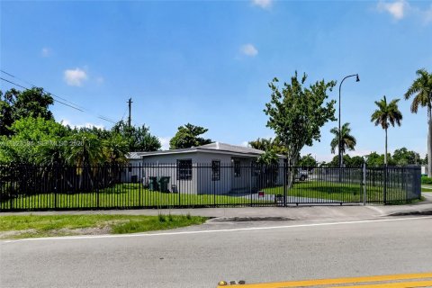 Villa ou maison à vendre à Miami, Floride: 4 chambres, 107.4 m2 № 2244380 - photo 3