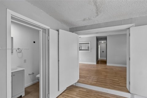 Villa ou maison à vendre à Miami, Floride: 4 chambres, 107.4 m2 № 2244380 - photo 17
