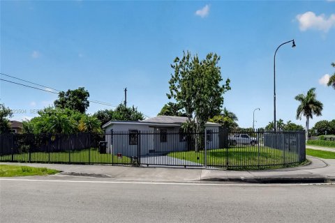 Villa ou maison à vendre à Miami, Floride: 4 chambres, 107.4 m2 № 2244380 - photo 2