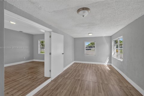 Villa ou maison à vendre à Miami, Floride: 4 chambres, 107.4 m2 № 2244380 - photo 14