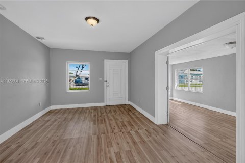 Villa ou maison à vendre à Miami, Floride: 4 chambres, 107.4 m2 № 2244380 - photo 9