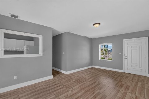 Villa ou maison à vendre à Miami, Floride: 4 chambres, 107.4 m2 № 2244380 - photo 10