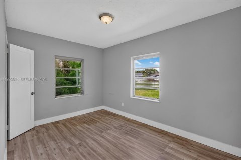 Villa ou maison à vendre à Miami, Floride: 4 chambres, 107.4 m2 № 2244380 - photo 28