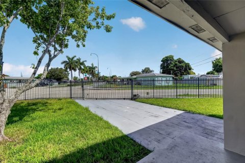 Villa ou maison à vendre à Miami, Floride: 4 chambres, 107.4 m2 № 2244380 - photo 5