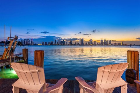 House in Miami Beach, Florida 5 bedrooms, 415.64 sq.m. № 2039713 - photo 27