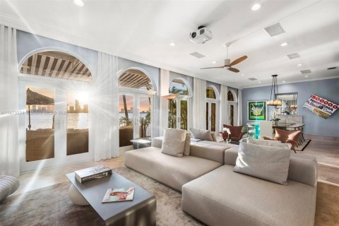 House in Miami Beach, Florida 5 bedrooms, 415.64 sq.m. № 2039713 - photo 24