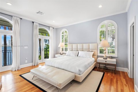 House in Miami Beach, Florida 5 bedrooms, 415.64 sq.m. № 2039713 - photo 5