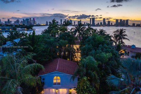 House in Miami Beach, Florida 5 bedrooms, 415.64 sq.m. № 2039713
