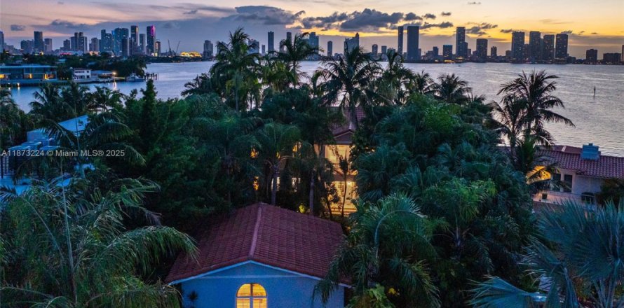 House in Miami Beach, Florida 5 bedrooms, 415.64 sq.m. № 2039713