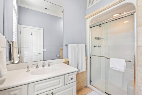House in Miami Beach, Florida 5 bedrooms, 415.64 sq.m. № 2039713 - photo 15