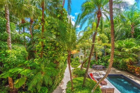 House in Miami Beach, Florida 5 bedrooms, 415.64 sq.m. № 2039713 - photo 28