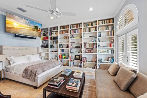 House in Miami Beach, Florida 5 bedrooms, 415.64 sq.m. № 2039713 - photo 16