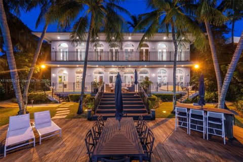 House in Miami Beach, Florida 5 bedrooms, 415.64 sq.m. № 2039713 - photo 26