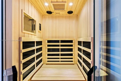 House in Miami Beach, Florida 5 bedrooms, 415.64 sq.m. № 2039713 - photo 12