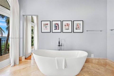House in Miami Beach, Florida 5 bedrooms, 415.64 sq.m. № 2039713 - photo 6
