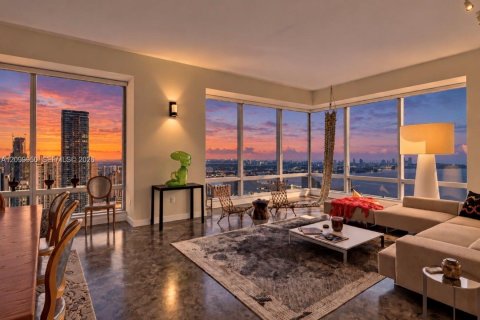 Condo à Miami, Floride, 3 chambres  № 2414279
