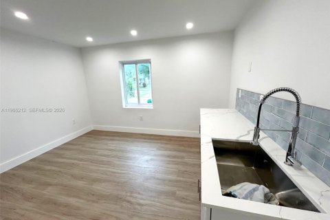 Immobilier commercial à louer à Homestead, Floride: 23.23 m2 № 2028077 - photo 4