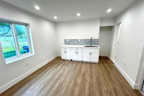 Immobilier commercial à louer à Homestead, Floride: 23.23 m2 № 2028077 - photo 3