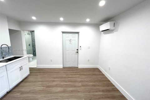 Immobilier commercial à louer à Homestead, Floride: 23.23 m2 № 2028077 - photo 5