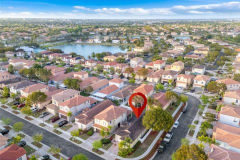 Купить виллу или дом в Хомстед, Флорида 4 спальни, 117.06м2, № 2046442 - фото 3