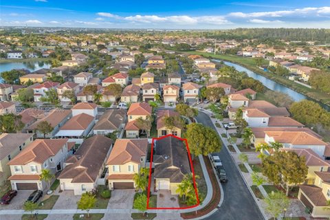 Купить виллу или дом в Хомстед, Флорида 4 спальни, 117.06м2, № 2046442 - фото 2