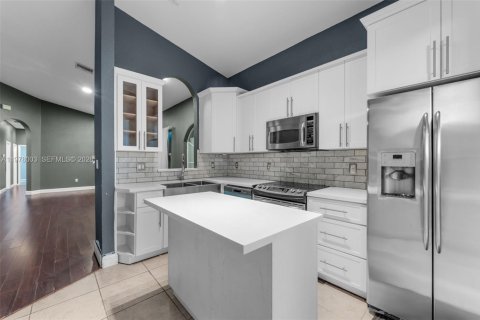 Купить виллу или дом в Хомстед, Флорида 4 спальни, 117.06м2, № 2046442 - фото 14