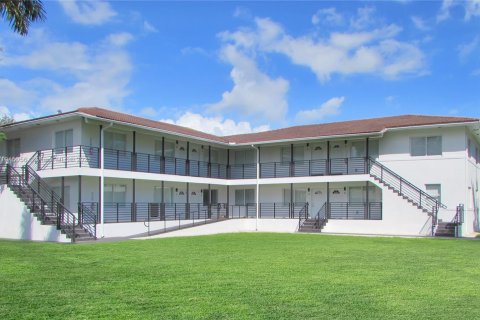 Appartement à louer à Miami Shores, Floride: 2 chambres, 671.13 m2 № 1970220 - photo 1