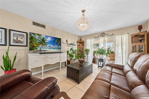 House in Lehigh Acres, Florida 2 bedrooms, 91.97 sq.m. № 2186344 - photo 14