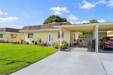 House in Lehigh Acres, Florida 2 bedrooms, 91.97 sq.m. № 2186344 - photo 3